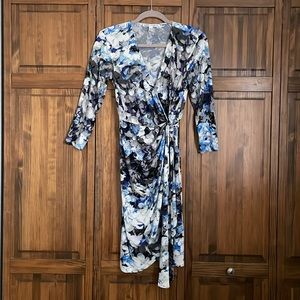 MAGGY LONDON Faux Wrap Dress With 3/4 Sleeves in Blue/Grey